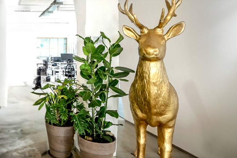 Bild zeigt goldenen Hirschen in dem Berliner Office